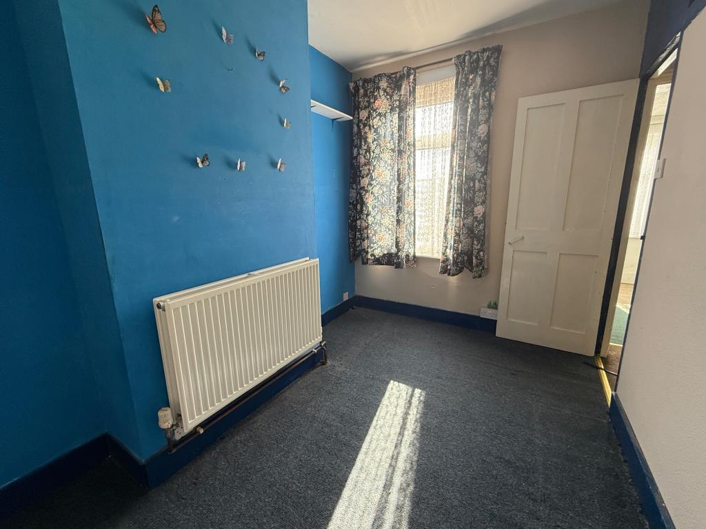 Lot: 149 - THREE BEDROOM MID-TERRACE HOUSE FOR IMPROVEMENT - Bedroom area